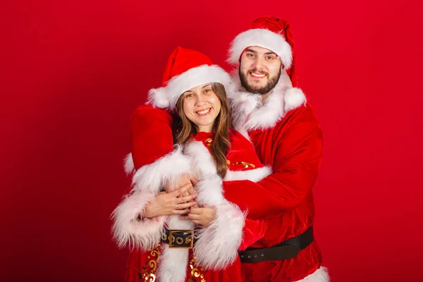 Couple Brésilien Avec Vêtements Noël Père Noël Claus Embrassé Romantiquement — Photo