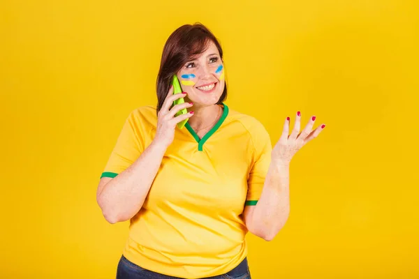 Жінка Рудим Волоссям Бразильський Футбольний Фанат Голосі Мобільним Телефоном Смартфоном — стокове фото