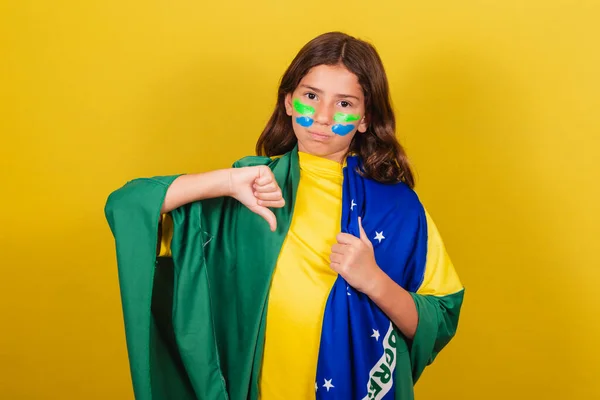 巴西人 白人孩子 大拇指朝下 不赞成 不快乐 世界杯 奥运会 足球迷 — 图库照片