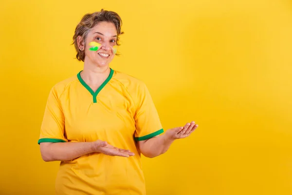 Dospělá Dospělá Žena Fotbalový Fanoušek Brazílie Prezentující Něco Napravo Reklamní — Stock fotografie
