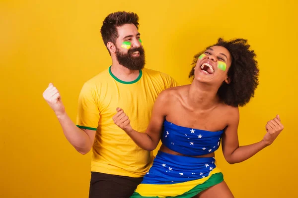 ブラジルのサッカーファンのカップルは ブラジルの色 黒の女性 白人男性に身を包んだ 叫びのゴール — ストック写真