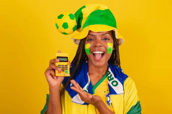 Černá Žena Mladý Brazilský Fotbalový Fanoušek Ukazující Automat Kreditní Karty — Stock fotografie
