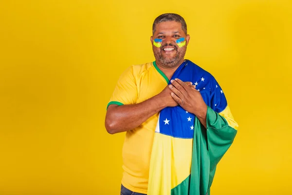 Uomo Colore Brasiliano Tifoso Brasiliano Con Mano Sul Petto Gratitudine — Foto Stock