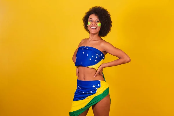 Giovane Donna Colore Appassionato Calcio Brasiliano Mani Sulla Vita — Foto Stock