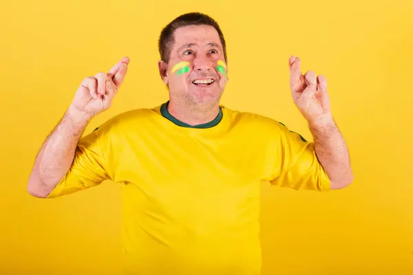Yetişkin Bir Adam Brezilya Futbolu Fanatiği Şans Işareti Dilek Yakın — Stok fotoğraf
