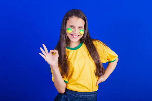 ブラジルのサッカーファンの少女です 指でOkサイン — ストック写真