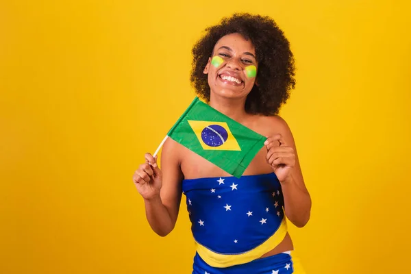 Jovem Negra Futebol Brasileiro Segurando Bandeira Brasil — Fotografia de Stock