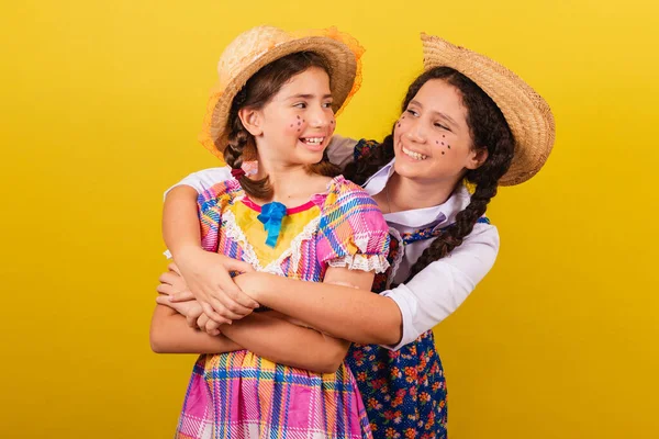 Αδελφές Και Φίλοι Φορώντας Τυπικά Ρούχα Της Γιορτής Junina Αγκαλιά — Φωτογραφία Αρχείου