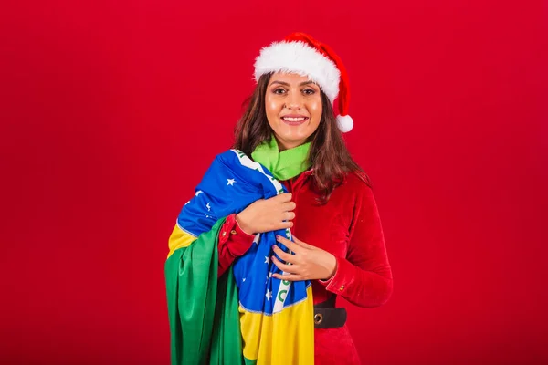 美しいブラジルの女性は クリスマスの服 サンタクロースに身を包んだ ブラジル国旗を掲げ — ストック写真