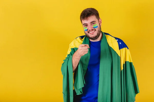Kaukasischer Brasilianischer Mann Brasilianischer Fußballfan Zeigt Auf Kamera Zeigefinger Wählt — Stockfoto