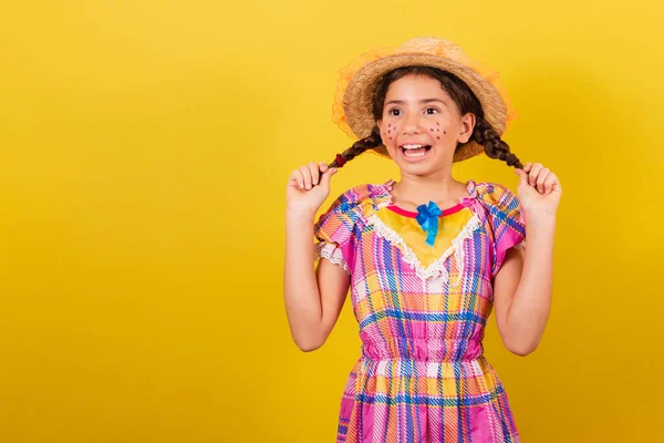 Dziewczyna Typowym Ubraniu Dla Festy Juniny Pokazuje Fryzurę Festa Junina — Zdjęcie stockowe