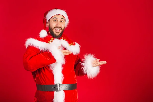 Brazilian Man Dressed Santa Claus Clothes Presenting Product Text Right — Stock Photo, Image