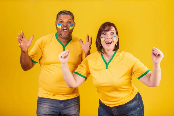 カップル 赤髪の女性と黒の男 ブラジルのサッカーファン 驚くべきすごい信じられないほど信じられない — ストック写真