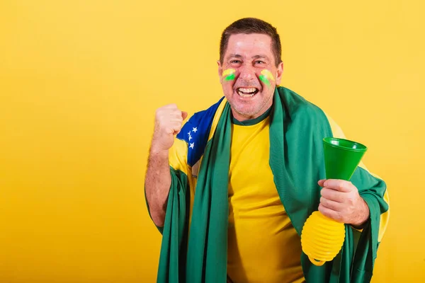 Dorosły Mężczyzna Brazylijski Fan Piłki Nożnej Noszący Flagę Świętujący Śmiech — Zdjęcie stockowe