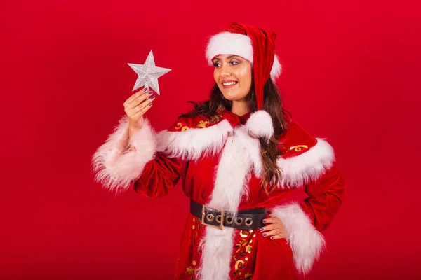 クリスマス服を着たブラジル人女性 サンタクロース クリスマススター — ストック写真