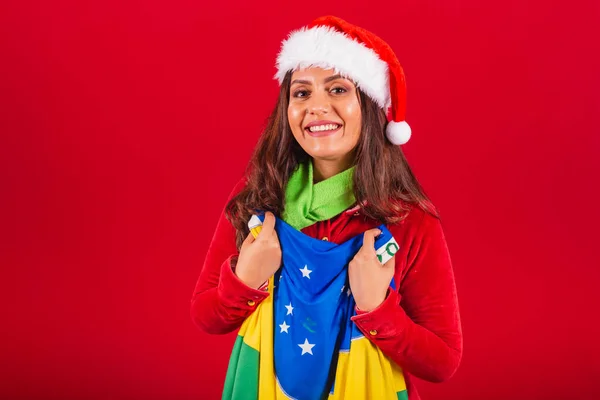 Piękna Brazylijka Ubrana Świąteczne Ubrania Święty Mikołaj Trzymające Flagę Brazylijską — Zdjęcie stockowe