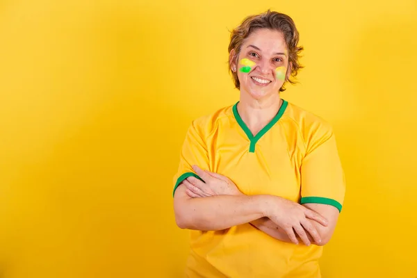 Доросла Доросла Жінка Футбольний Фанат Бразилії Схрещені Руки — стокове фото