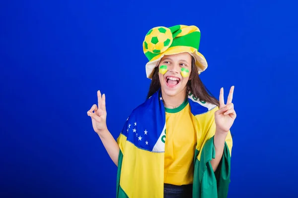 年轻姑娘 来自巴西的足球迷 戴着帽子和旗帜 振奋人心 — 图库照片