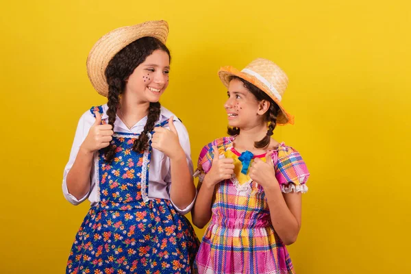 Αδελφές Και Φίλοι Φορώντας Τυπικά Ρούχα Της Γιορτής Junina Αντίχειρας — Φωτογραφία Αρχείου