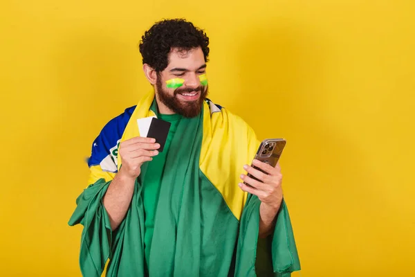Man Braziliaans Bebaarde Voetbal Fan Van Brazilië Met Creditcard Mobiele — Stockfoto