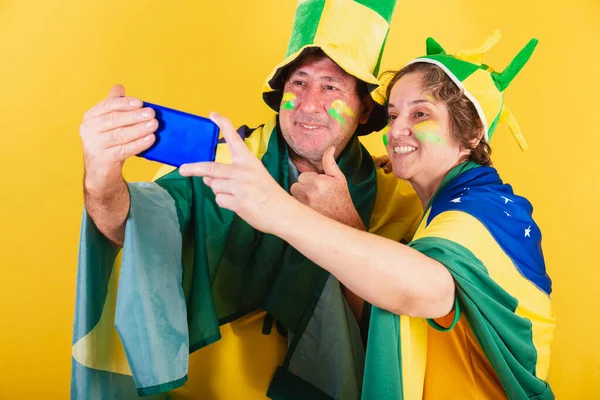 Coppia Adulta Tifoso Calcio Brasiliano Con Bandiera Videochiamata Smartphone App — Foto Stock