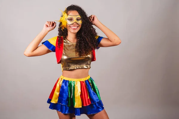 Piękna Czarna Brazylijka Frevo Karnawał Nosząc Maskę Tańcząc Wesołego Miasteczka — Zdjęcie stockowe
