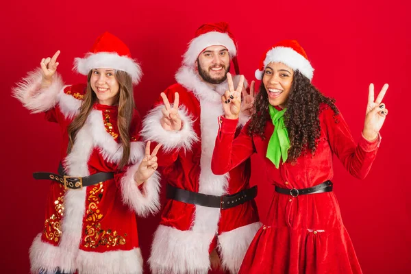 Бразильські Друзі Різдвяним Одягом Санта Клаус Мир Любов Позу Фото — стокове фото