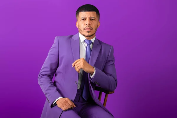 Hombre Negro Brasileño Vestido Con Traje Corbata Púrpura Violeta Hombre —  Fotos de Stock