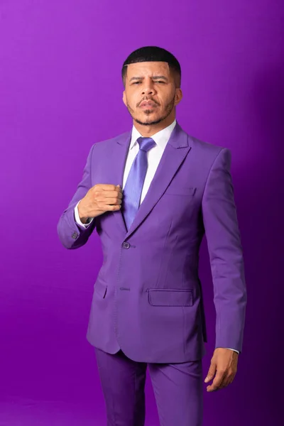 スーツと紫のネクタイを着たブラジルの黒人 バイオレットビジネスマン真剣な顔 — ストック写真