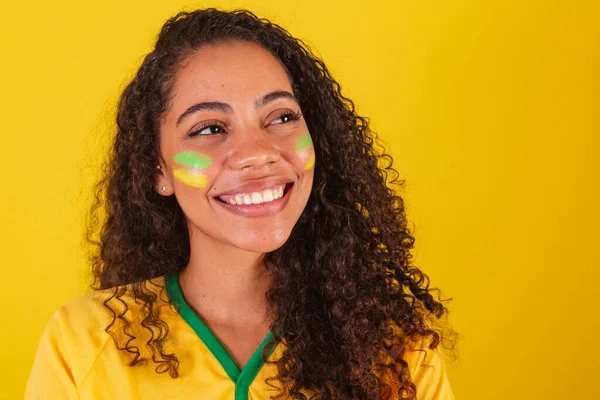 Молода Чорношкіра Бразилька Футбольний Фанат Фотографія Усміхаючихся Зубів — стокове фото