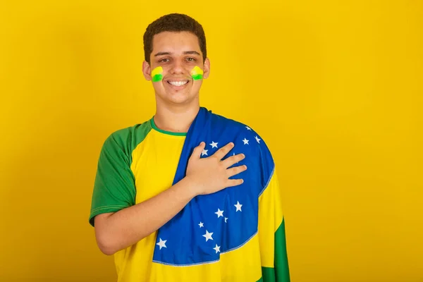 Молодий Бразильський Футбольний Фанат Одягнені Зелене Руки Грудях Вдячність Національний — стокове фото