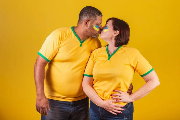 Paar Rothaarige Frau Und Schwarzer Mann Brasilianische Fußballfans Kuss Geben — Stockfoto