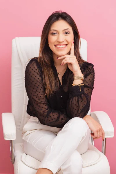 美しいブラジルの白人女性 ピンクの背景 クローズアップ写真 オフィスチェアに座って チンの手 アイデアと信頼の概念 — ストック写真