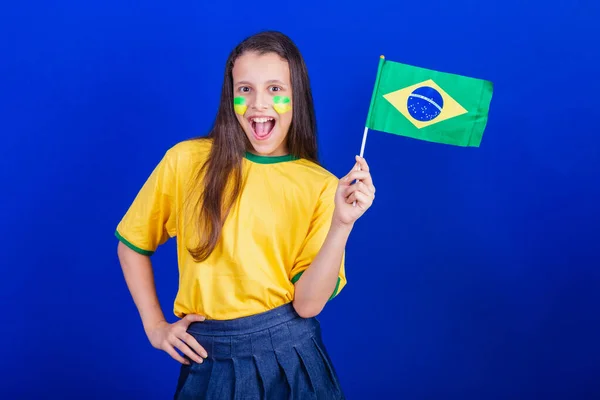 Młoda Dziewczyna Fanka Piłki Nożnej Brazylii Trzymające Flagę Brazylijską — Zdjęcie stockowe