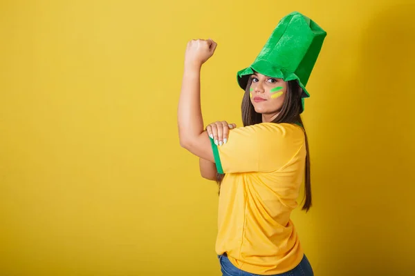 Kvinde Tilhænger Brasilien 2022 Med Biceps Hænder Militans Kvindelig Empowerment - Stock-foto