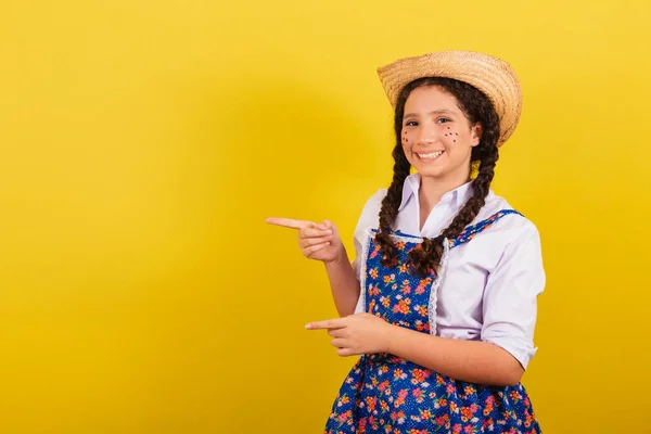 Dziewczyna Typowym Ubraniu Dla Festy Juniny Wskazując Bok Palcami Miejsce — Zdjęcie stockowe