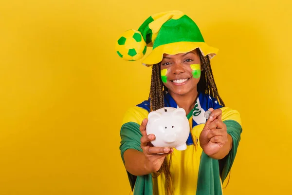 Schwarze Frau Junge Brasilianische Fußballfan Sparschwein Und Münze Der Hand — Stockfoto