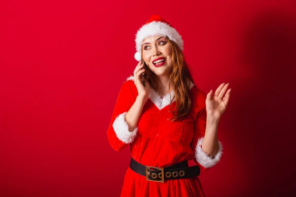 Vacker Brasiliansk Rödhårig Kvinna Klädd Julkläder Jultomten Prata Röstsamtal Smartphone — Stockfoto