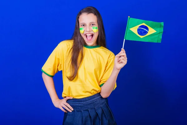Jovencita Fanática Del Fútbol Brasil Sosteniendo Bandera Brasil — Foto de Stock