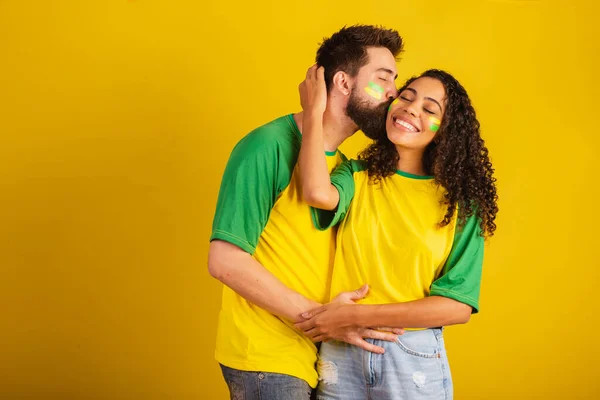 Δύο Υποστηρικτές Της Βραζιλίας Ποδοσφαίρου Ντυμένοι Στα Χρώματα Του Έθνους — Φωτογραφία Αρχείου