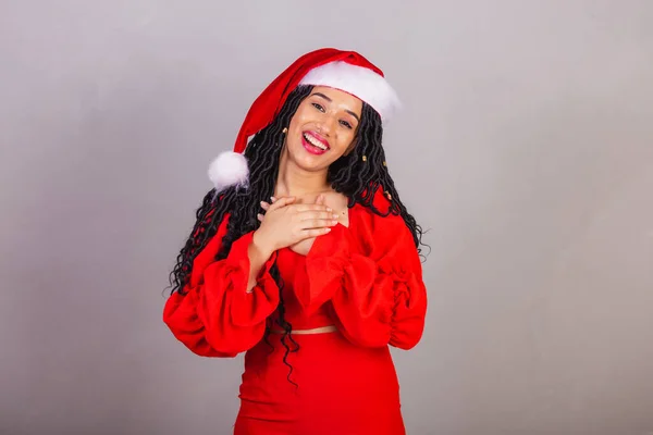 クリスマス服を着たブラジル人黒人女性メリークリスマス笑顔感謝 — ストック写真