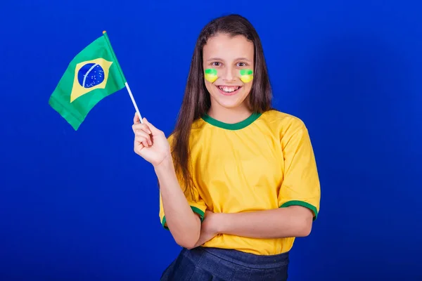 年轻姑娘 来自巴西的足球迷 手持巴西国旗 — 图库照片