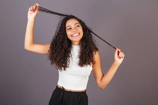 年轻的巴西黑人女人 摆弄着头发 非洲的头发 拔头发 — 图库照片