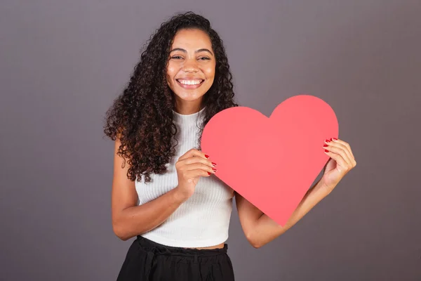 Joven Brasileña Negra Sosteniendo Cartel Forma Corazón Foto Publicitaria —  Fotos de Stock