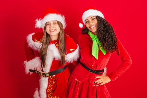 Двоє Бразильських Подруг Вбраних Різдвяний Одяг Санта Клаус Обіймаються — стокове фото