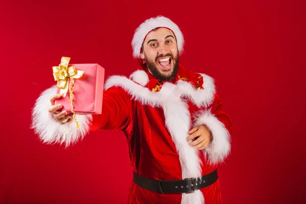 Braziliaanse Man Gekleed Kerstman Kleding Geven Rood Cadeau Aan Camera — Stockfoto