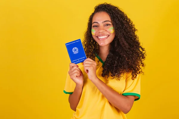 Ung Svart Brasiliansk Kvinna Fotbollsfan Innehav Arbetstillstånd Och Social Trygghet — Stockfoto
