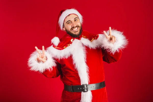 Brazilský Muž Oblečený Santa Claus Oblečení Znamení Míru Lásky — Stock fotografie