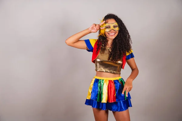 Schöne Schwarze Brasilianerin Mit Frevo Kleidung Karneval Maske Tragen Tanzen — Stockfoto