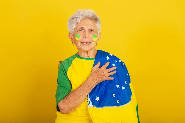 Пожилая Женщина Футбольный Фанат Бразилии Поющий Гимн Бразилии — стоковое фото